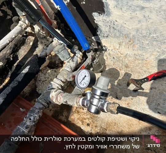 מד לחץ מים מחובר לצנרת דוד שמש